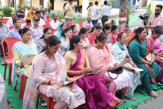 ग्राम बारोटीवाला के इंटर काॅलेज में आयाेजित चाैपाल में माैजूद महिलाएं। ग्राम बारोटीवाला के इंटर काॅलेज में आयाेजित चाैपाल में माैजूद महिलाएं।
