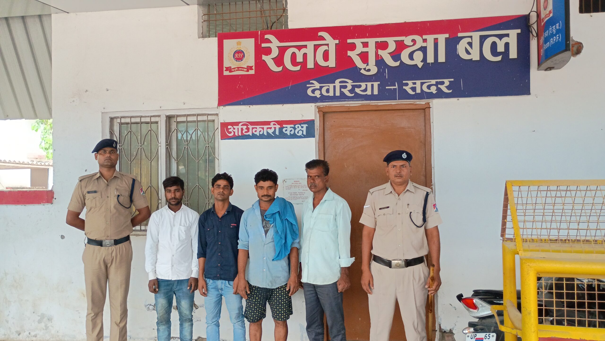 आरपीएफ ने पांच लोगों का रेलवे एक्ट में किया चालान