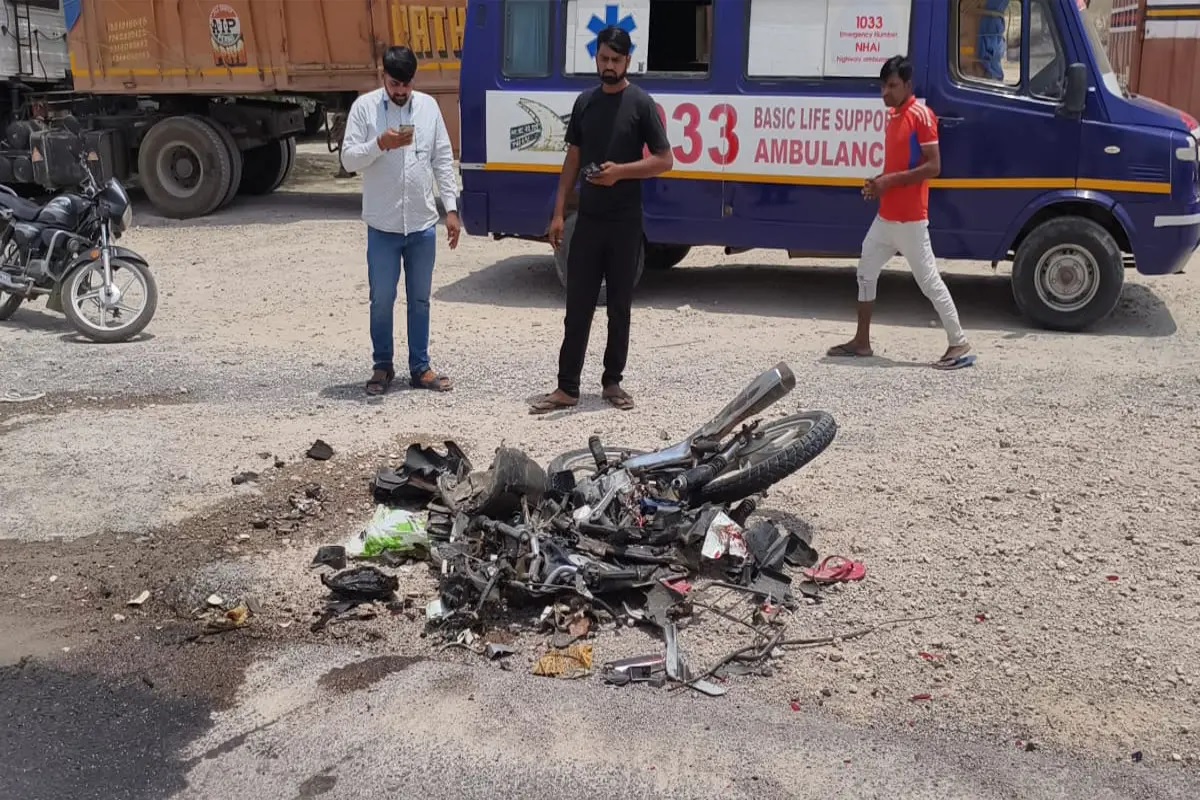 ट्रेलर की टक्कर से बाइक सवार पिता-पुत्र की मौत