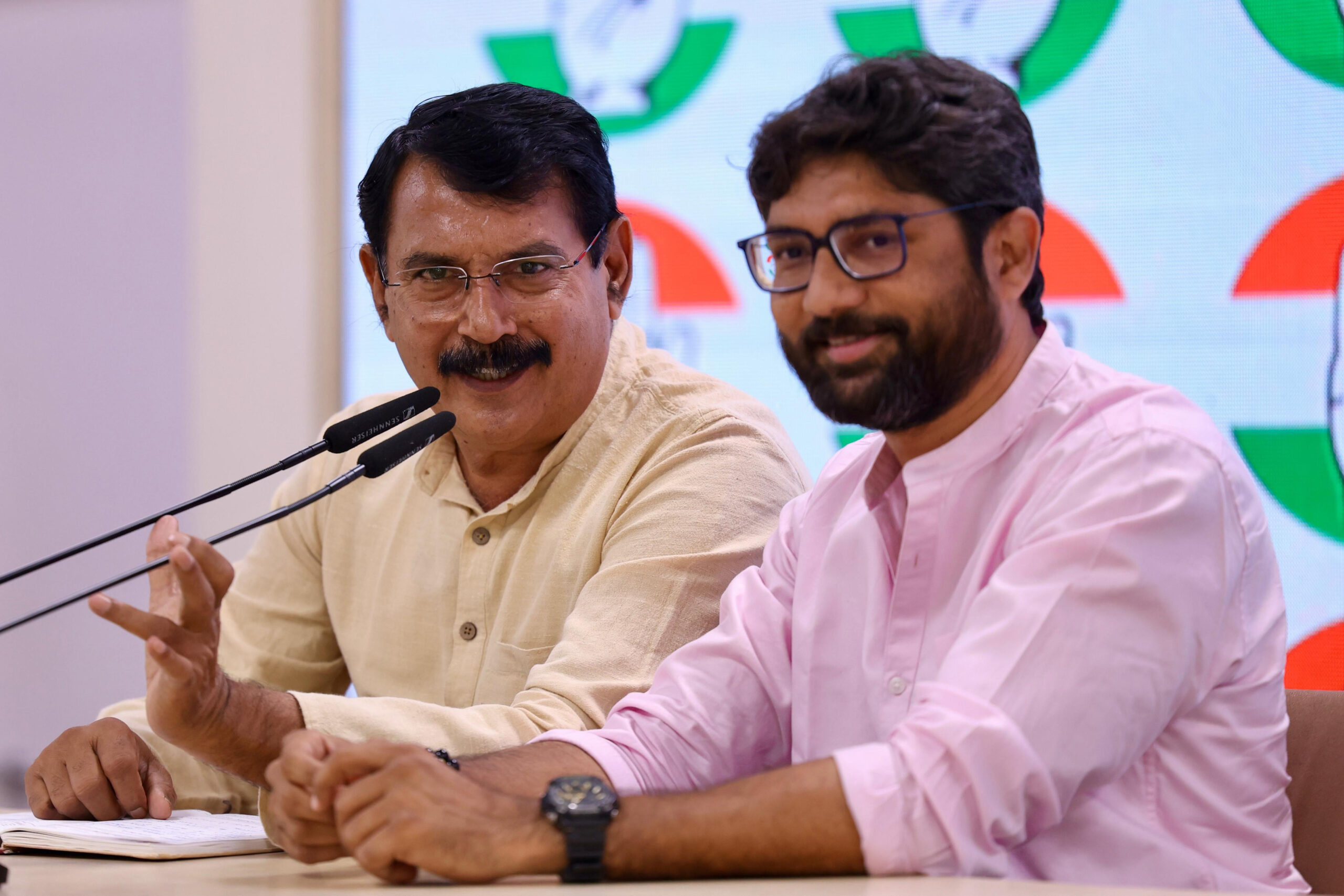कांग्रेस मुख्यालय में संवाददाताओं को संबोधित करते हुए कांग्रेस नेता जिग्नेश मेवाणी और लालजी देसाई