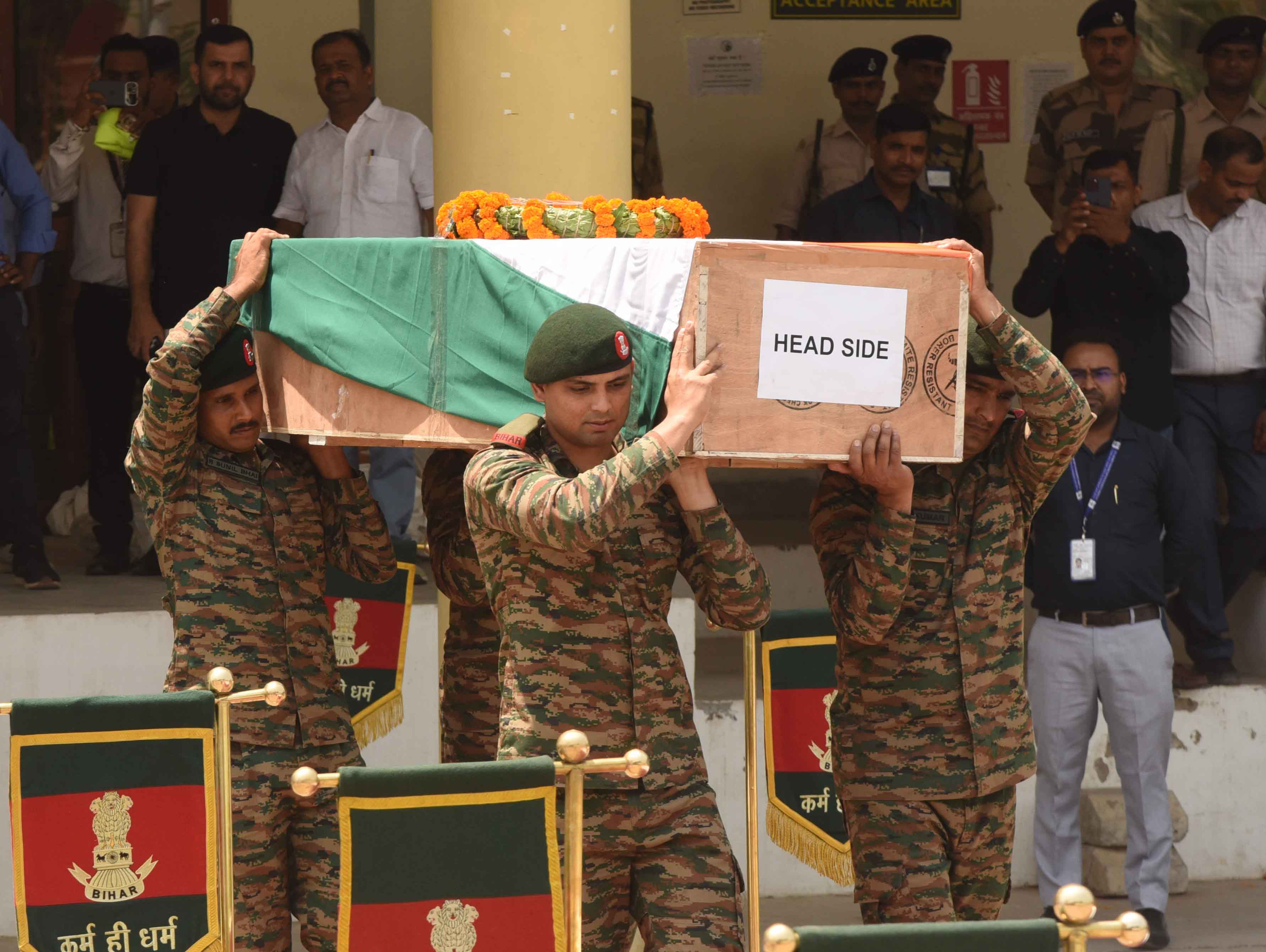 पटना एयरपोर्ट पर आर्मी जवान रामबाबू गुप्ता के पार्थिव शरीर पर श्रद्धांजलि देते नेता प्रतिपक्ष तेजस्वी यादव पटना एयरपोर्ट पर आर्मी जवान रामबाबू गुप्ता के पार्थिव शरीर पर श्रद्धांजलि देते नेता प्रतिपक्ष तेजस्वी यादव