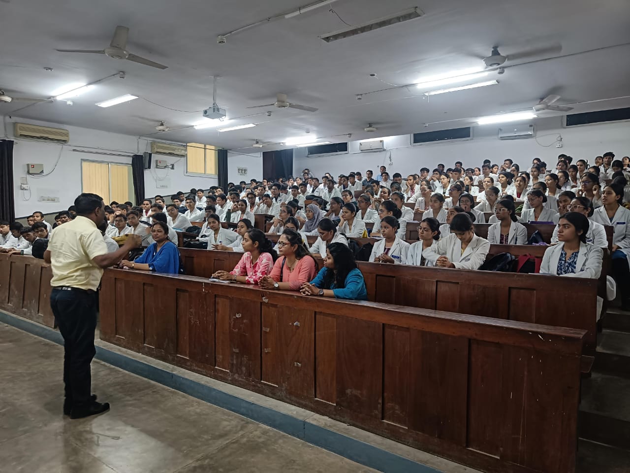 मोतीलाल नेहरू मेडिकल कालेज में आयोजित काउंसलिंग सत्र कार्यक्रम का छाया चित्र मोतीलाल नेहरू मेडिकल कालेज में आयोजित काउंसलिंग सत्र कार्यक्रम का छाया चित्र
