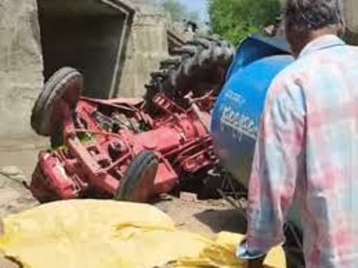 नीमच में खेत से घर लौटते समय ट्रैक्टर पलटने से किसान की मौत, 9 साल का बेटा घायल