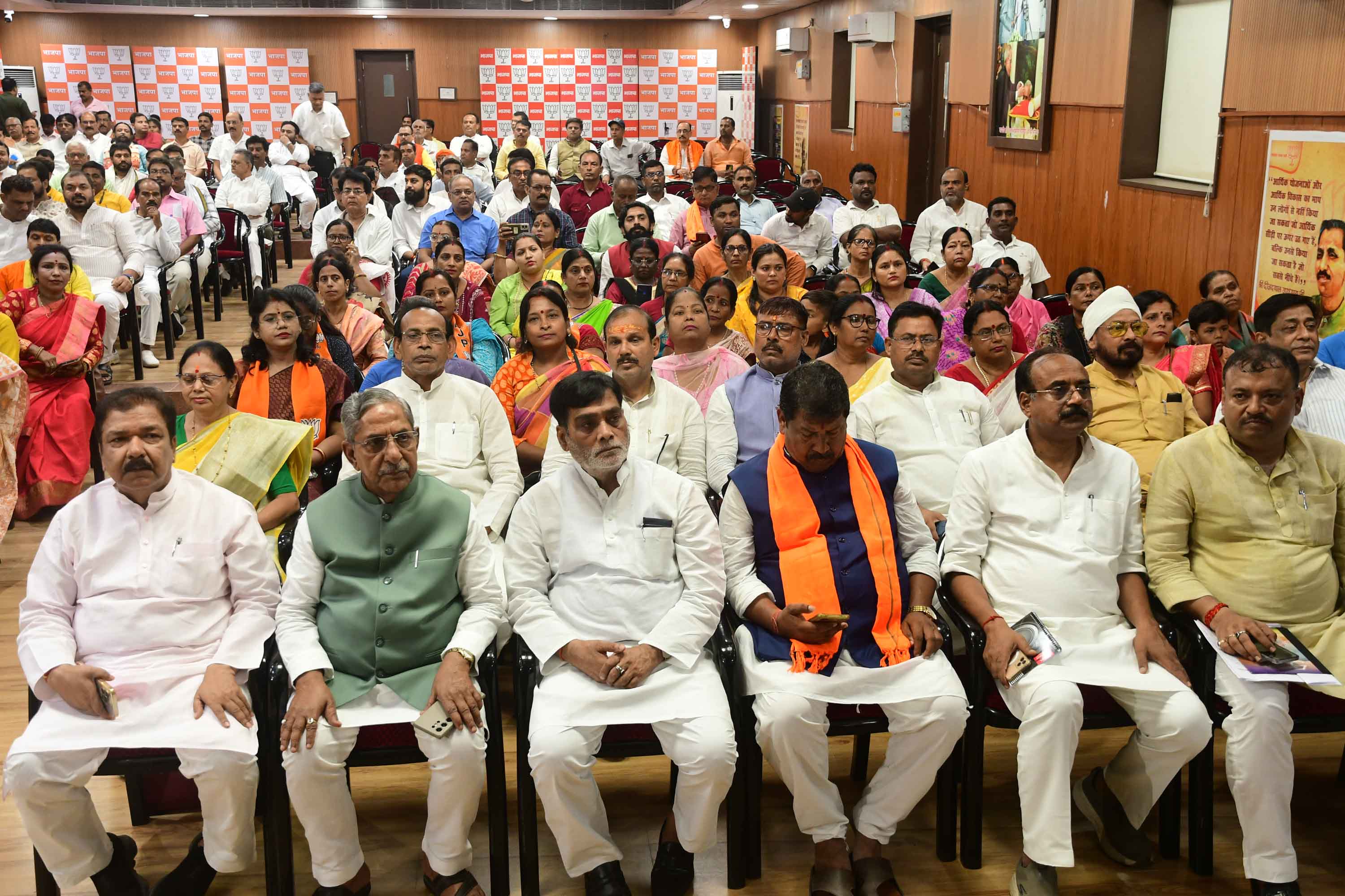 बीजेपी ऑफिस में प्रधानमंत्री नरेंद्र मोदी का मन की बात को सुनते पार्टी के नेता बीजेपी ऑफिस में प्रधानमंत्री नरेंद्र मोदी का मन की बात को सुनते पार्टी के नेता