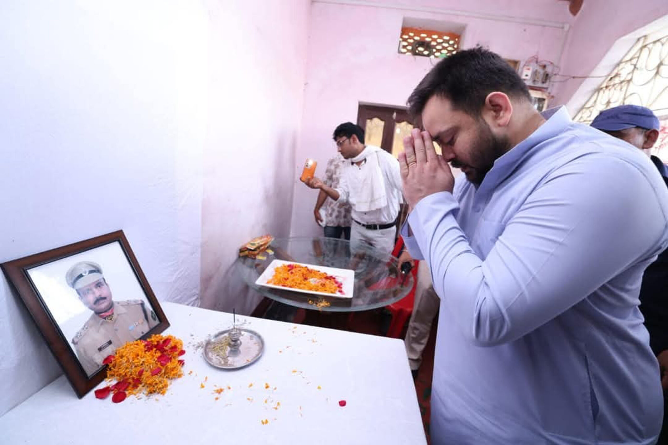 सारण: राजद नेता तेजस्वी यादव शहिद मोहम्मद इम्तियाज के परिवार से मुलाकात कर उन्हें सांत्वना देते