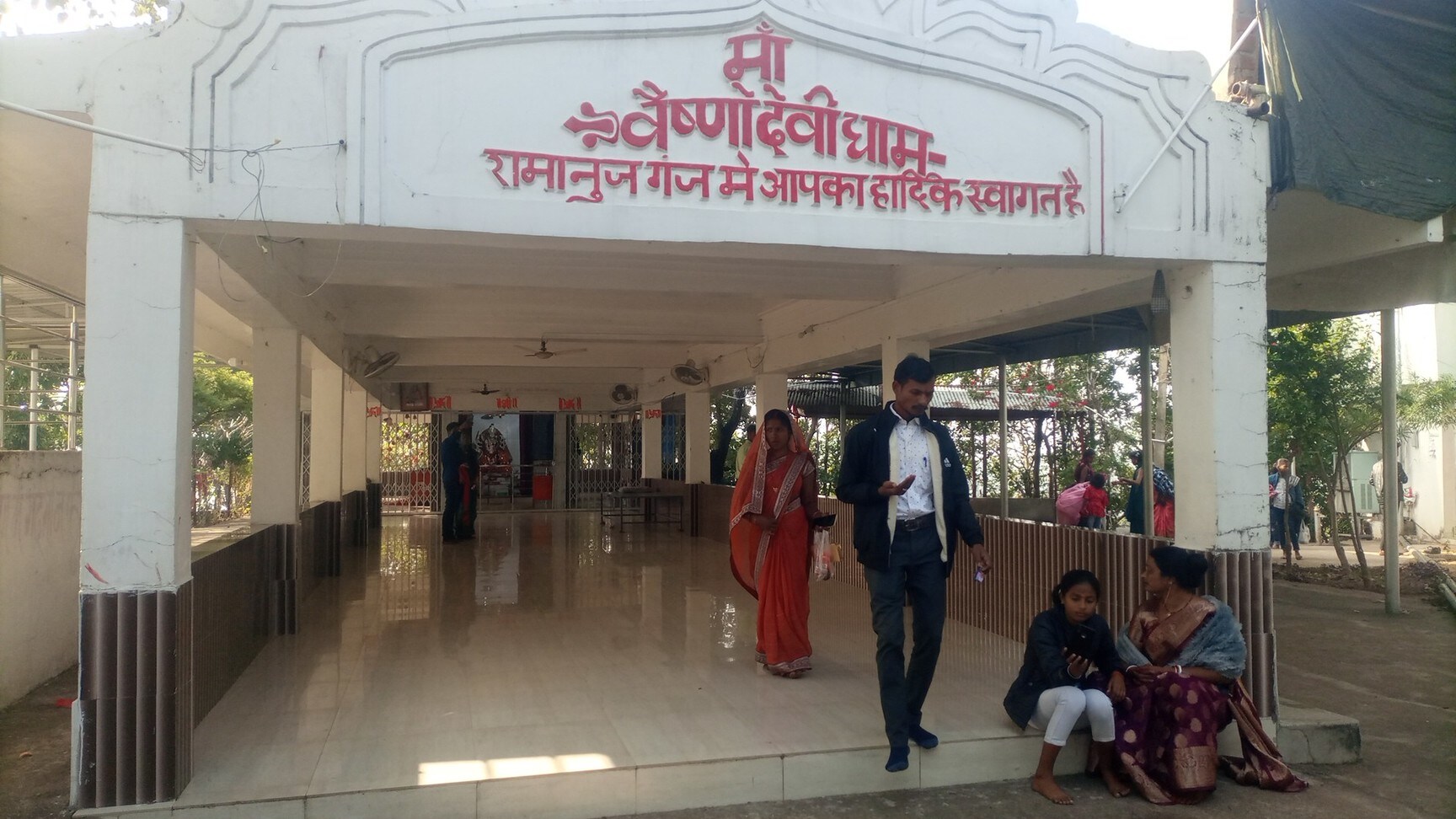 मालकेतु पर्वत पर स्थित पहाड़ी मंदिर। मालकेतु पर्वत पर स्थित पहाड़ी मंदिर।