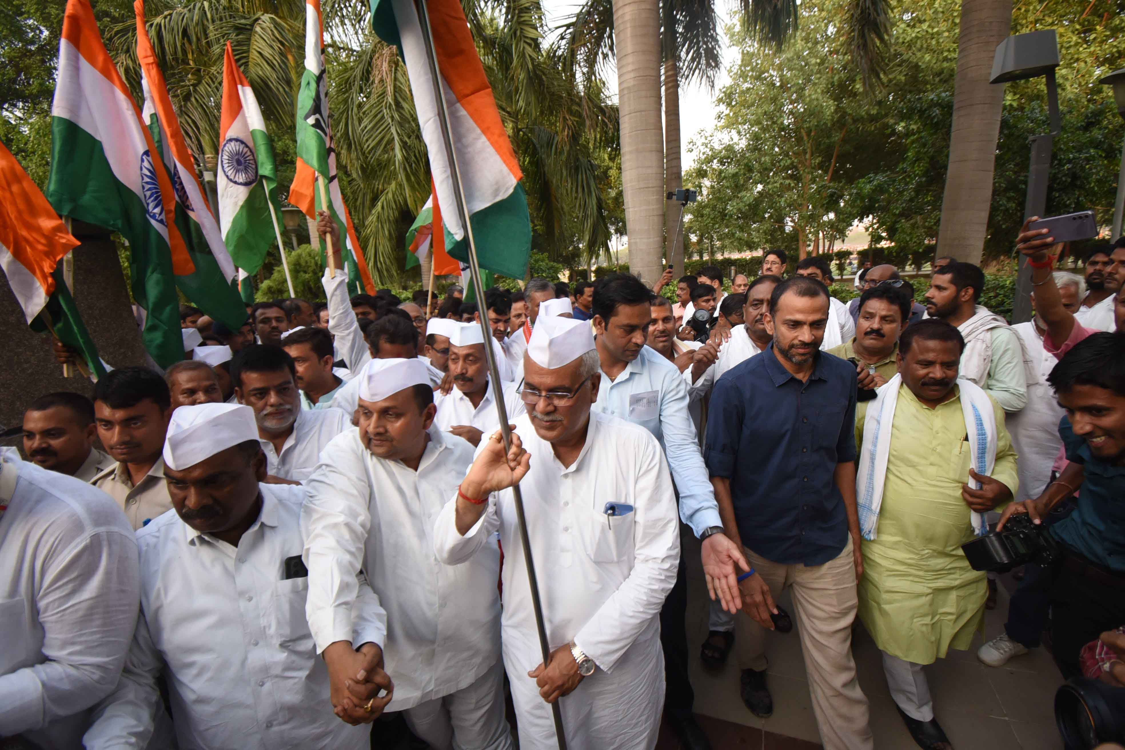 छत्तीसगढ़ के पूर्व मुख्यमंत्री भूपेश बघेल, कांग्रेस के बिहार प्रभारी कृष्णा अल्लावरु, प्रदेश अध्यक्ष राजेश राम और कांग्रेस कार्यकर्ताओं और समर्थकों के साथ ऑपरेशन सिंदूर की सराहना में तिरंगा यात्रा के दौरान छत्तीसगढ़ के पूर्व मुख्यमंत्री भूपेश बघेल, कांग्रेस के बिहार प्रभारी कृष्णा अल्लावरु, प्रदेश अध्यक्ष राजेश राम और कांग्रेस कार्यकर्ताओं और समर्थकों के साथ ऑपरेशन सिंदूर की सराहना में तिरंगा यात्रा के दौरान