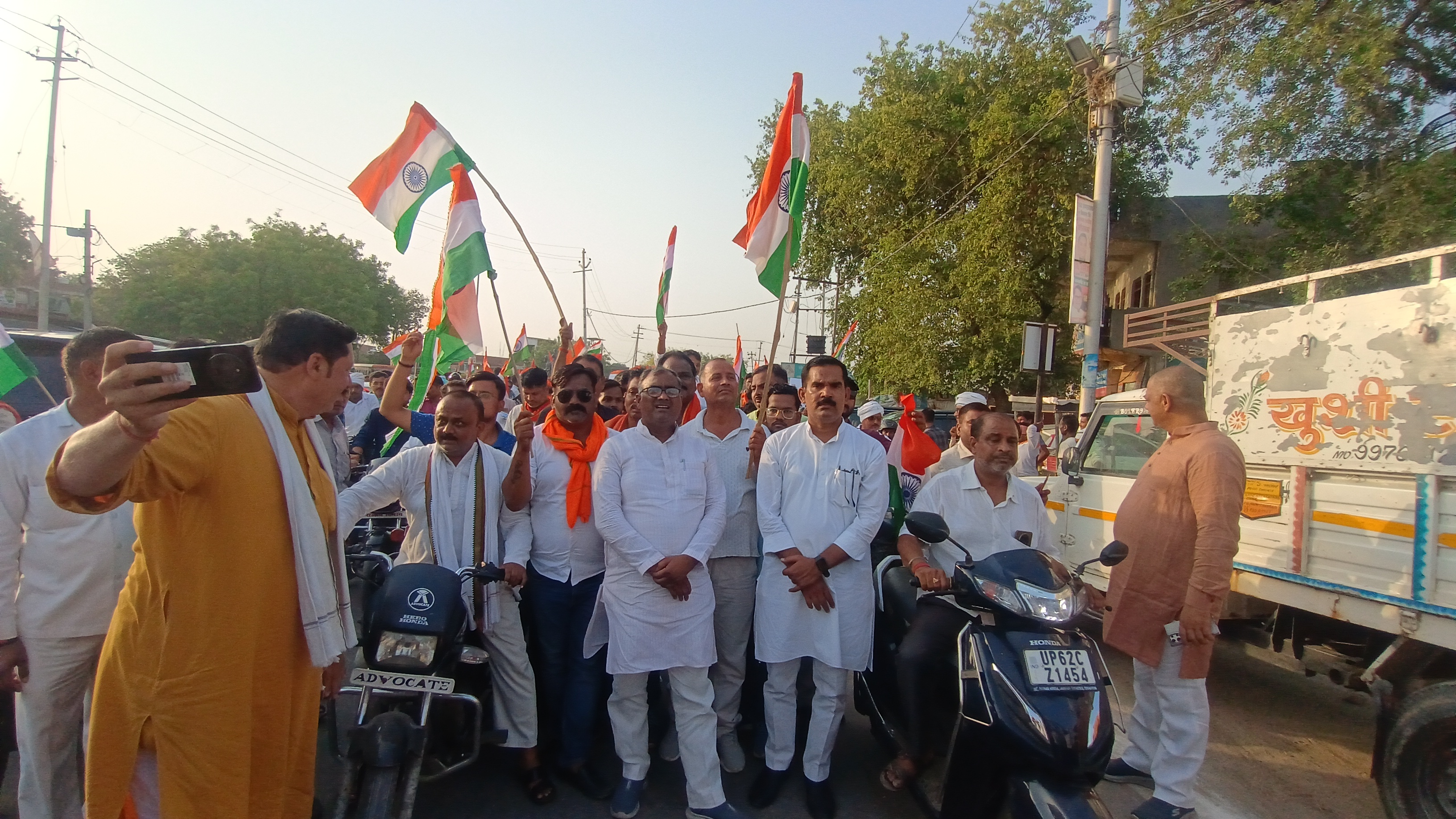 तिरंगा यात्रा में शामिल राज्य मंत्री गिरीश चंद्र यादव तिरंगा यात्रा में शामिल राज्य मंत्री गिरीश चंद्र यादव