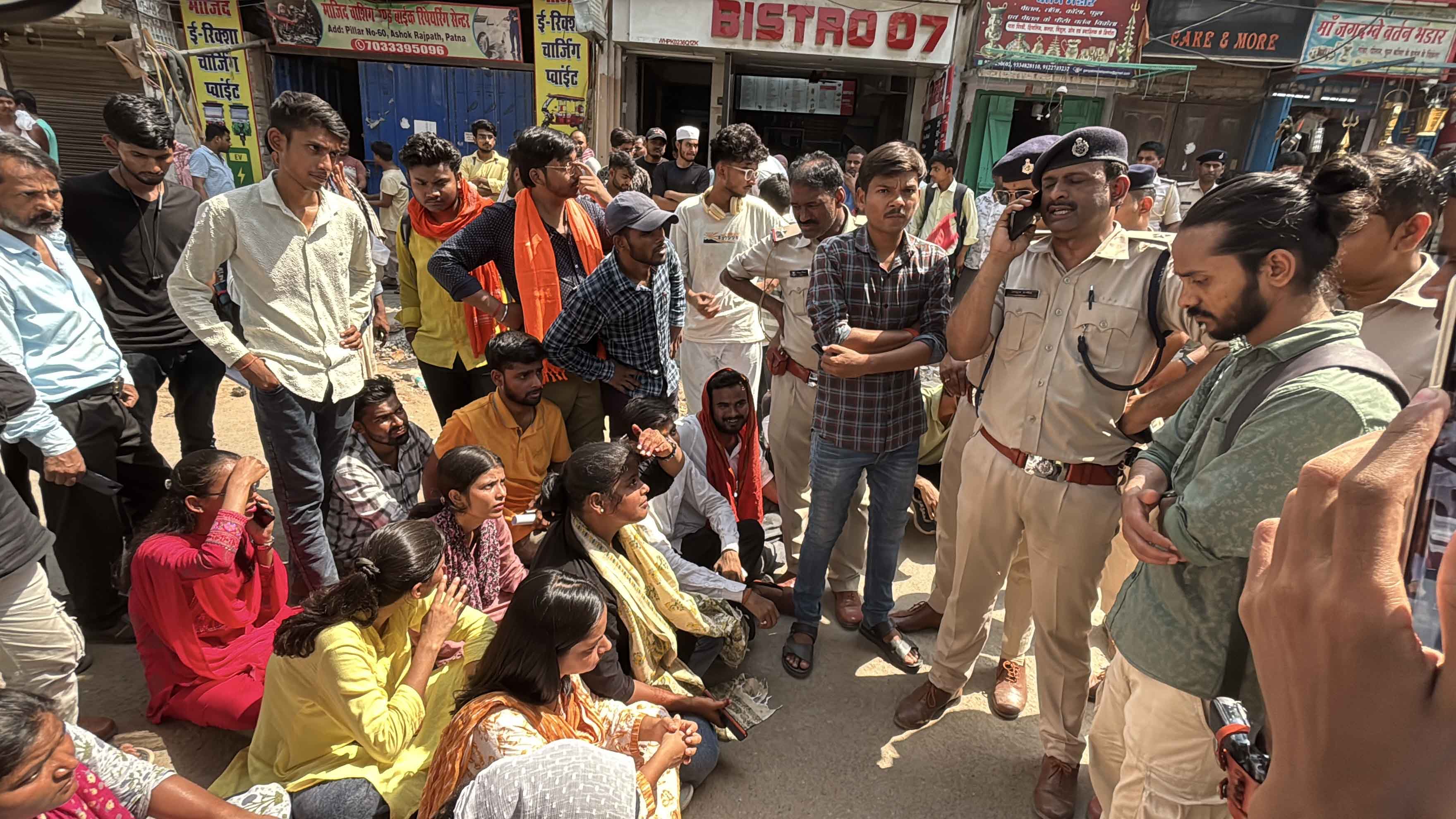 बिहार नेशनल कॉलेज के छात्रों के दो गुटों के बीच हुई झड़प  में घायल एक छात्र की मौत के विरोध में पटना विश्वविद्यालय के छात्रों ने आज सड़क जाम कर दिया।