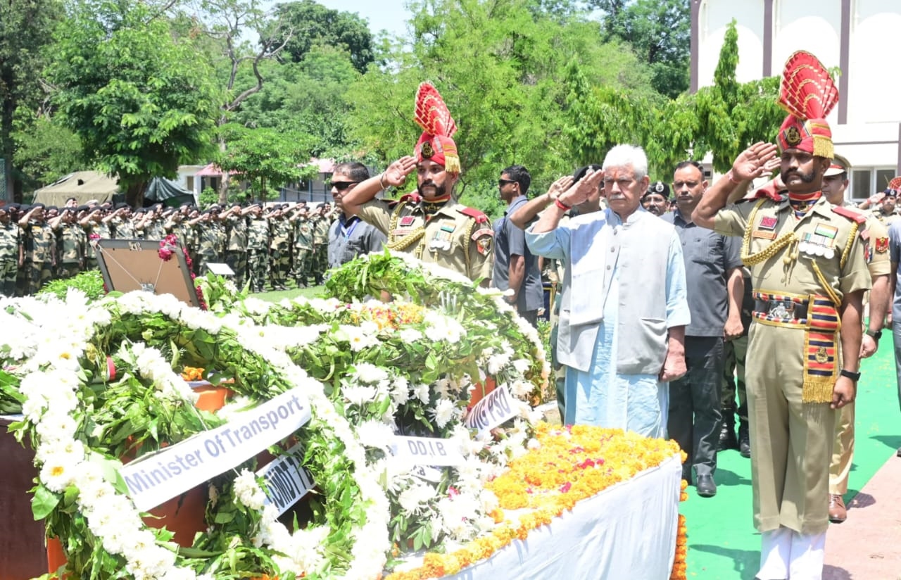 उपराज्यपाल ने बीएसएफ के बहादुर कांस्टेबल दीपक चिंगाखम को श्रद्धांजलि अर्पित की