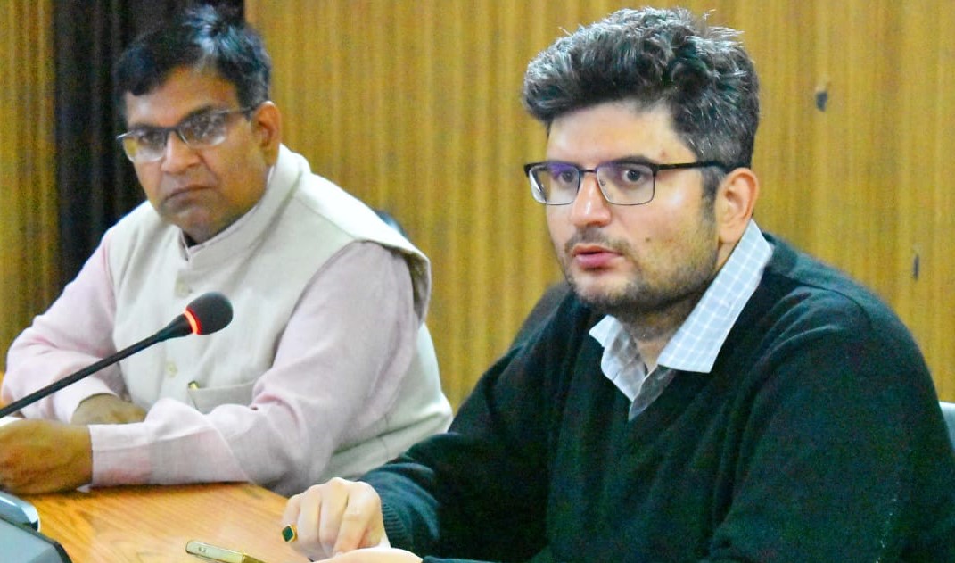 गोपेश्वर में अधिकारियों की बैठक लेते हुए डीएम। गोपेश्वर में अधिकारियों की बैठक लेते हुए डीएम।