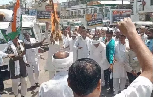 मप्रः सेना पर विवादित बयान को लेकर मंत्री शाह और उप मुख्यमंत्री देवड़ा के खिलाफ कांग्रेस ने किया विरोध प्रदर्शन