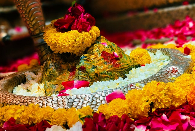 ओंकारेश्वर ज्योतिर्लिंग: मंदिर में अर्पित फूलों और बेलपत्रों से स्थानीय महिलाएं हो रहीं आत्मनिर्भर