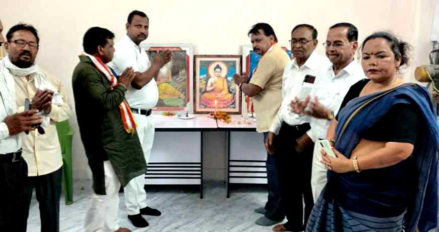 कानपुर में महर्षि वाल्मिकी जन्मोत्सव काे लेकर वाल्मिकी उपवन मोती झील के छायाचित्र