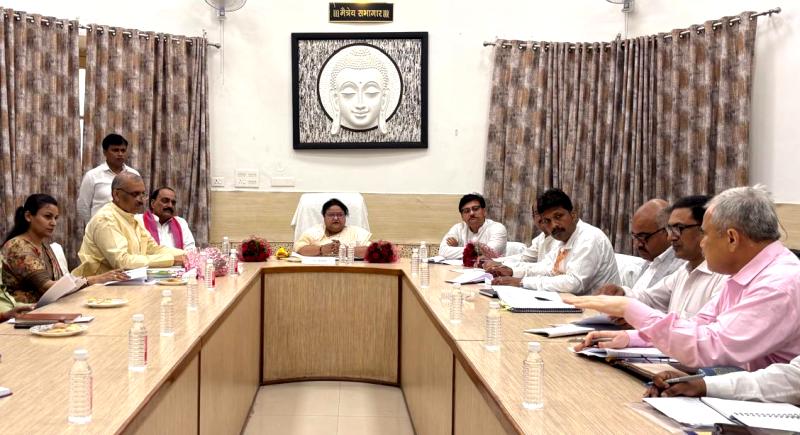 कानपुर में सर्किट हाउस में उत्तर प्रदेश विधानसभा की याचिका समिति की प्रथम उप समिति की बैठक करती सभापति अनुपमा जायसवाल का छायाचित्र
