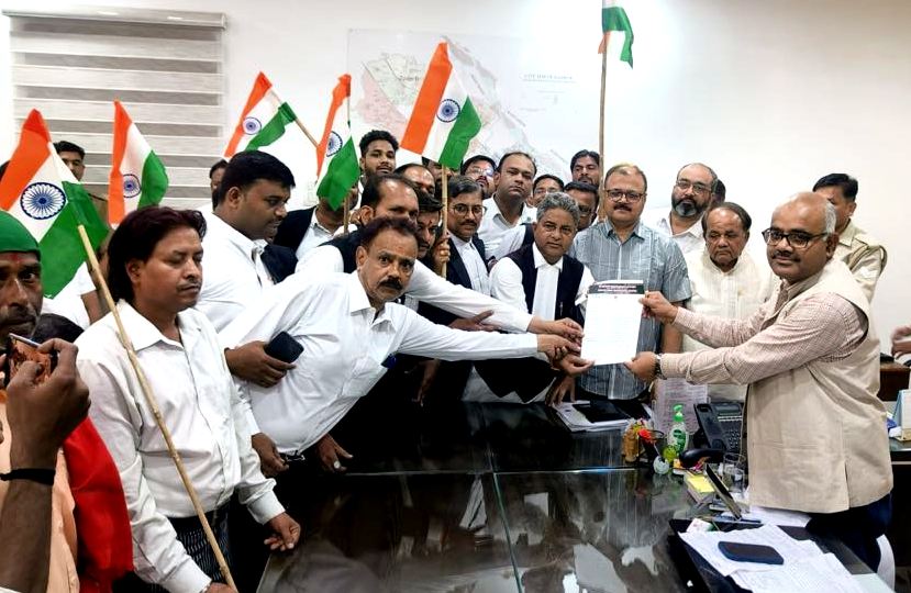 कानपुर में द लॉयर्स एसोसिएशन द्वारा प्रधानमंत्री को संबोधित जिलाधिकारी को सौंपा ज्ञापन का छायाचित्र