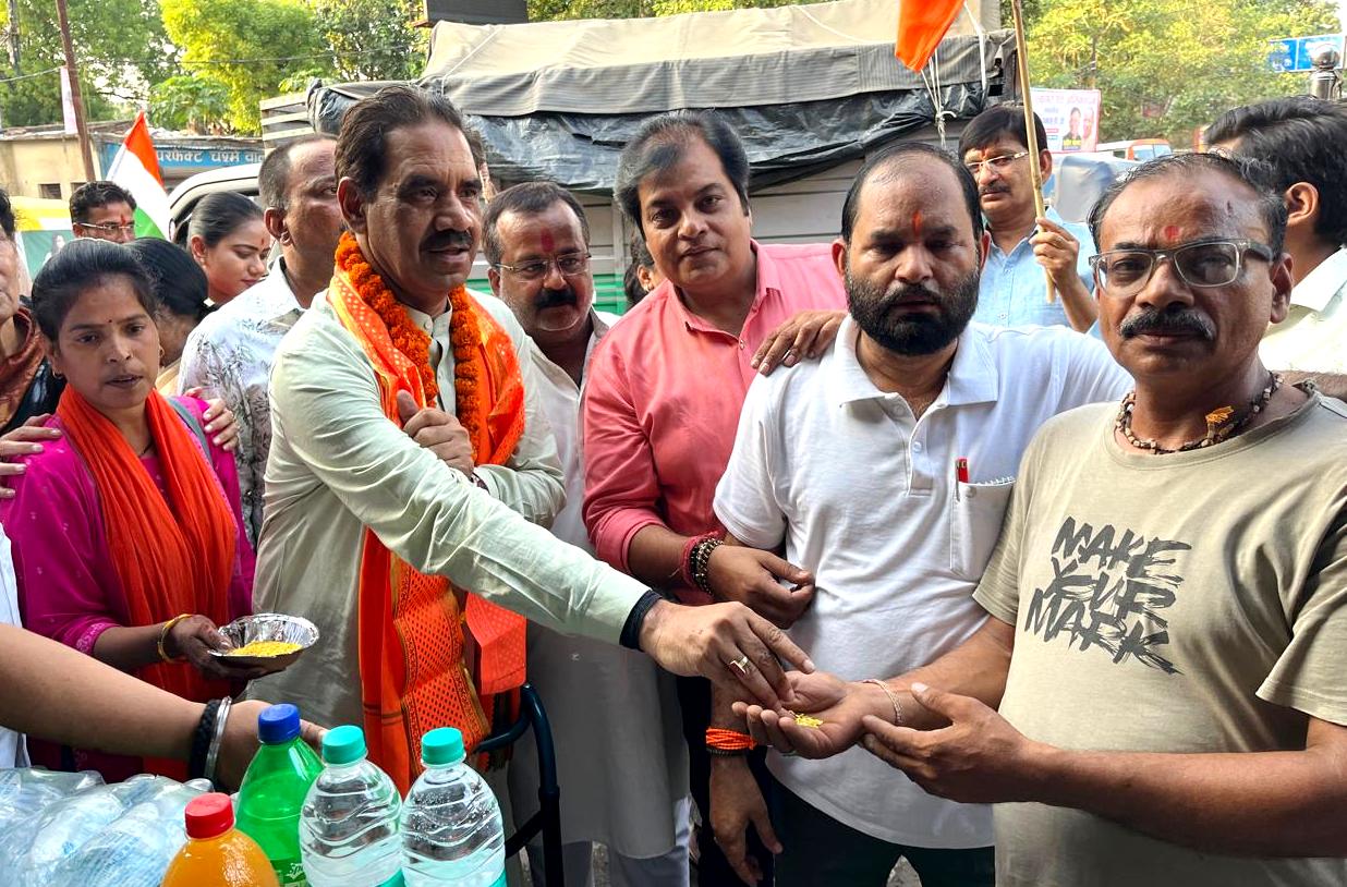 प्रधानमंत्री के कानपुर आगमन को लेकर भारतीय जनता पार्टी कानपुर उत्तर ने पीले अक्षत देकर जनता को आमंत्रित किया का छायाचित्र
