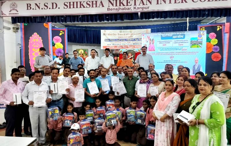 कानपुर में विधायक नीलिमा कटियार विभिन्न परिषदीय विद्यालयों के शिक्षकों को टैबलेट वितरित करती का छायाचित्र