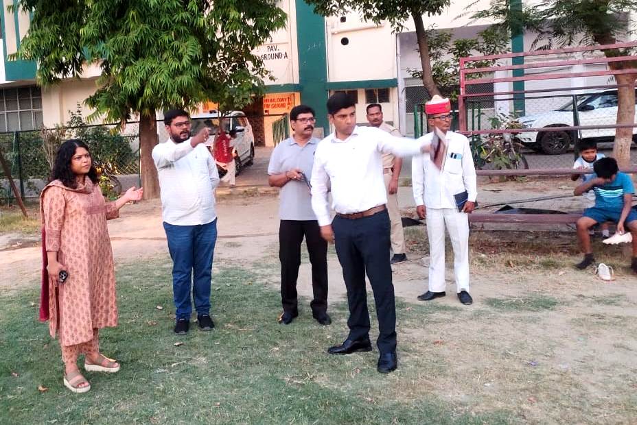 भारतीय सेनाओं के सम्मान में निकलने वाली शौर्य तिरंगा यात्रा को लेकर सीडीओ ने ग्रीन पार्क स्थित फुटबॉल ग्राउंड का किया निरीक्षण, का छायाचित्र