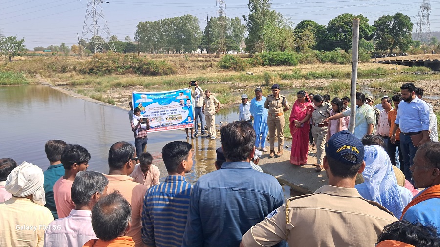 जल गंगा संवर्धन अभियान : नर्मदा पथ परिक्रमा के सर्वेक्षण और साफ-सफाई के लिये किया गया श्रमदान