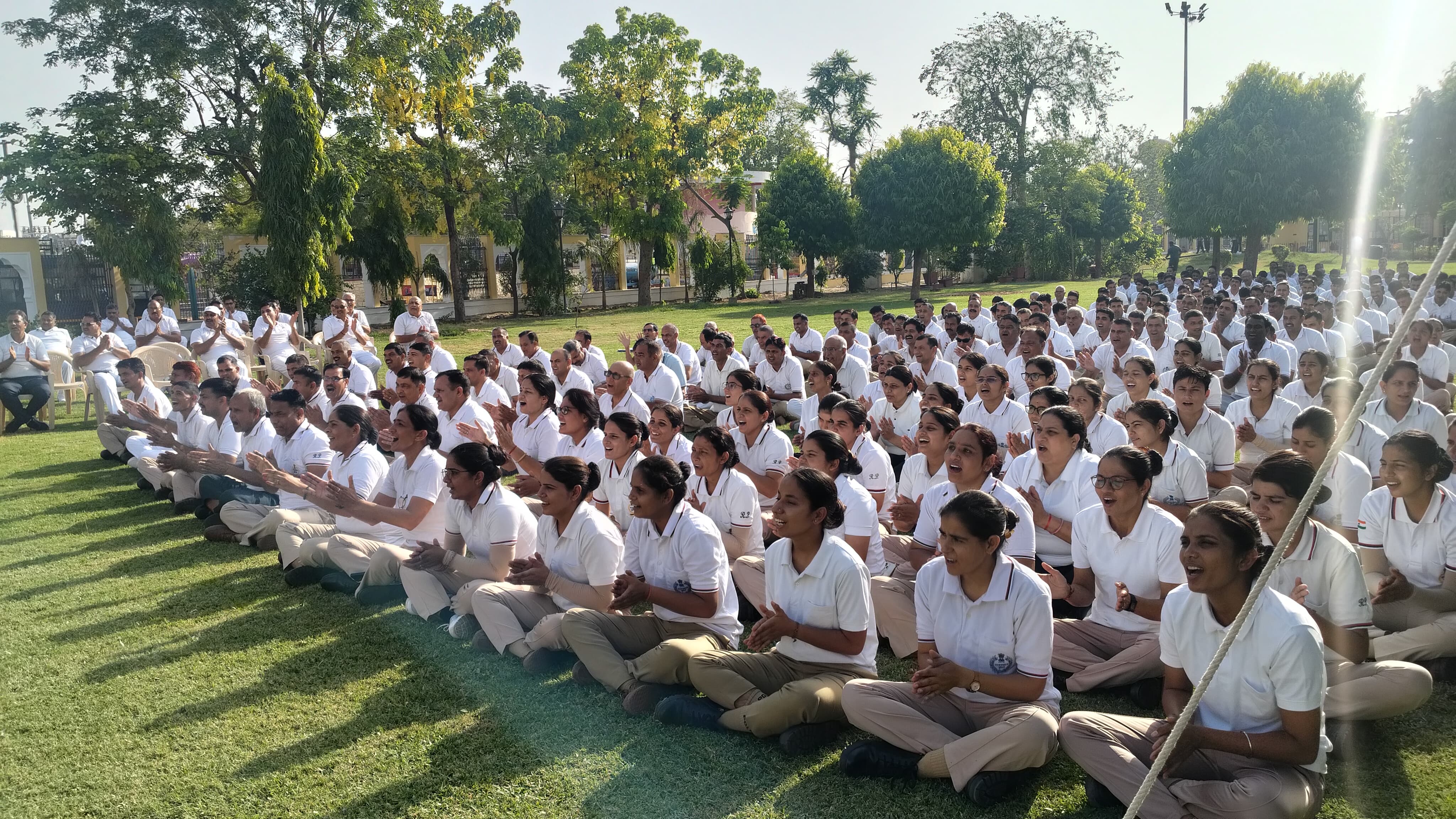पुलिस कमिश्नरेट में पुलिसकर्मियों के स्वास्थ्य लाभ के लिए लाफ्टर योगा कार्यक्रम आयोजित पुलिस कमिश्नरेट में पुलिसकर्मियों के स्वास्थ्य लाभ के लिए लाफ्टर योगा कार्यक्रम आयोजित