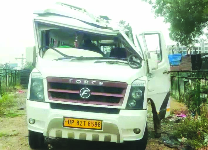 दुर्घटनाग्रस्त टेंपो ट्रेवलर