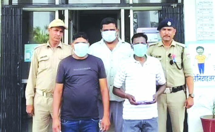 जुआ खेलते तीन जुआरी गिरफ्तार, नगदी व ताश के पत्ते बरामद