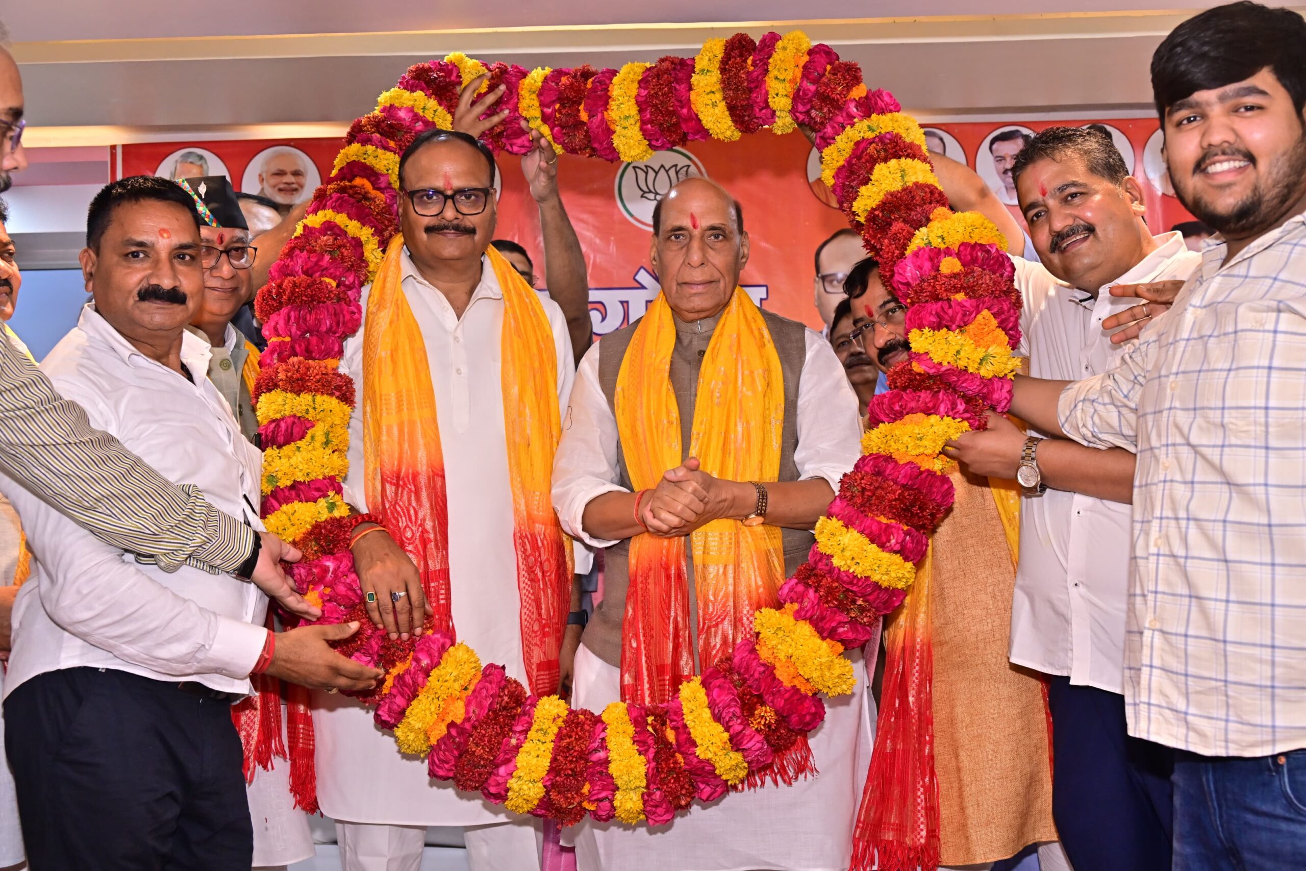लखनऊ त्रिवेणी नगर में रक्षा मंत्री राजनाथ सिंह का नागरिक अभिनंदन करते कार्यकर्ता