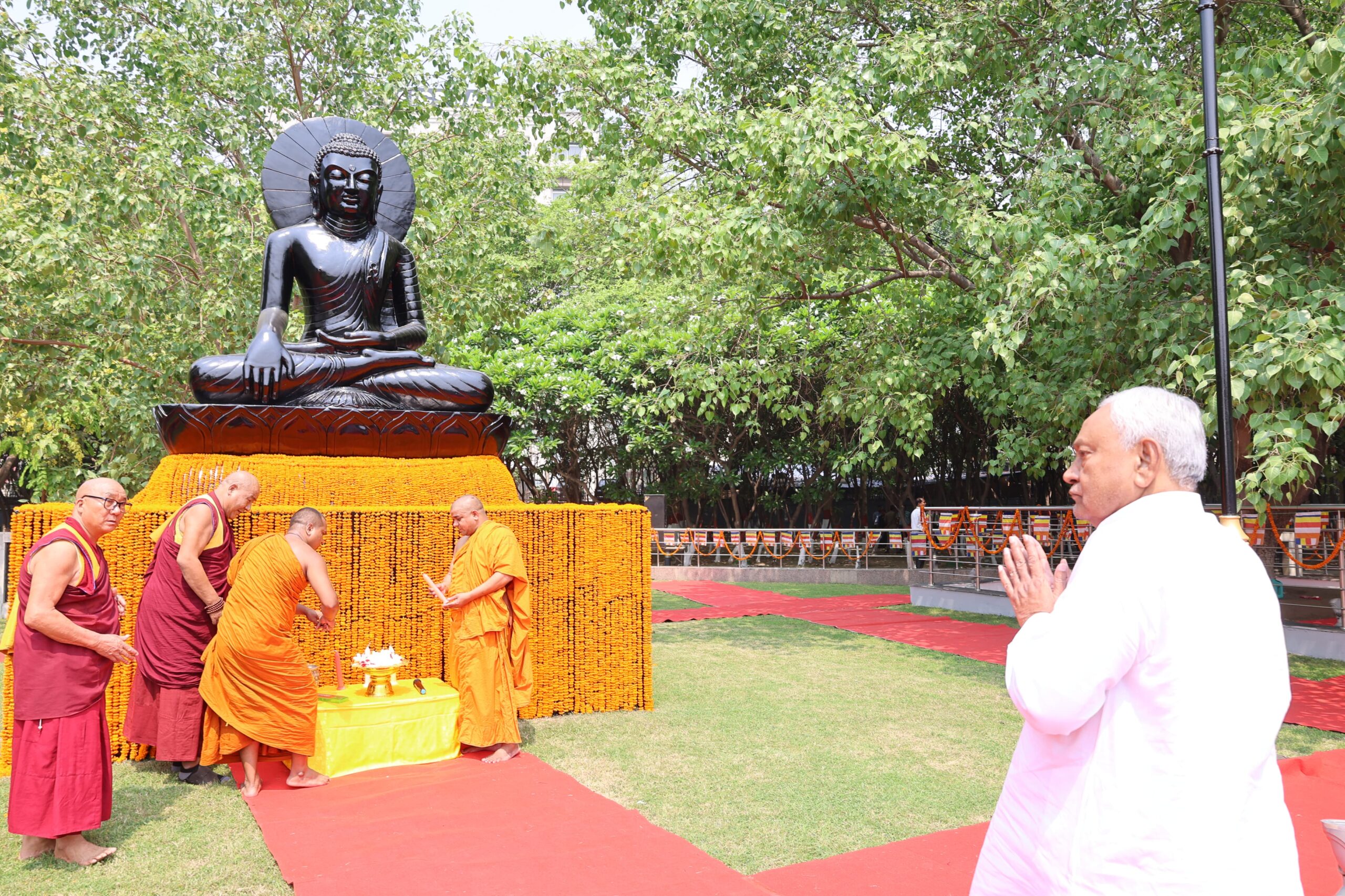 मुख्यमंत्री नीतीश कुमार बुद्ध पूर्णिमा के मौका पर बुद्ध प्रतिमा पर श्रद्धांजलि देते