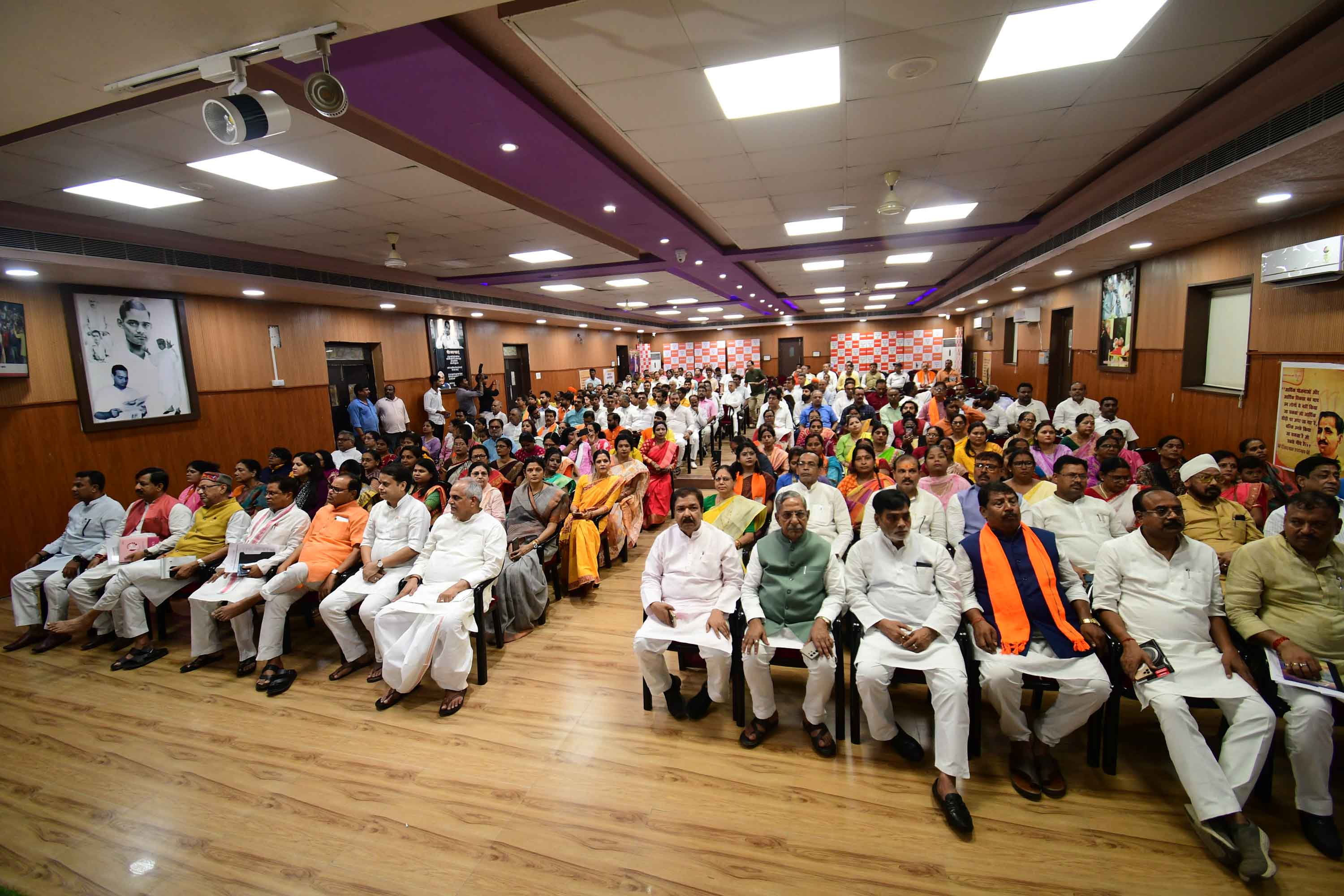 बीजेपी ऑफिस में प्रधानमंत्री नरेंद्र मोदी का मन की बात को सुनते पार्टी के नेता बीजेपी ऑफिस में प्रधानमंत्री नरेंद्र मोदी का मन की बात को सुनते पार्टी के नेता