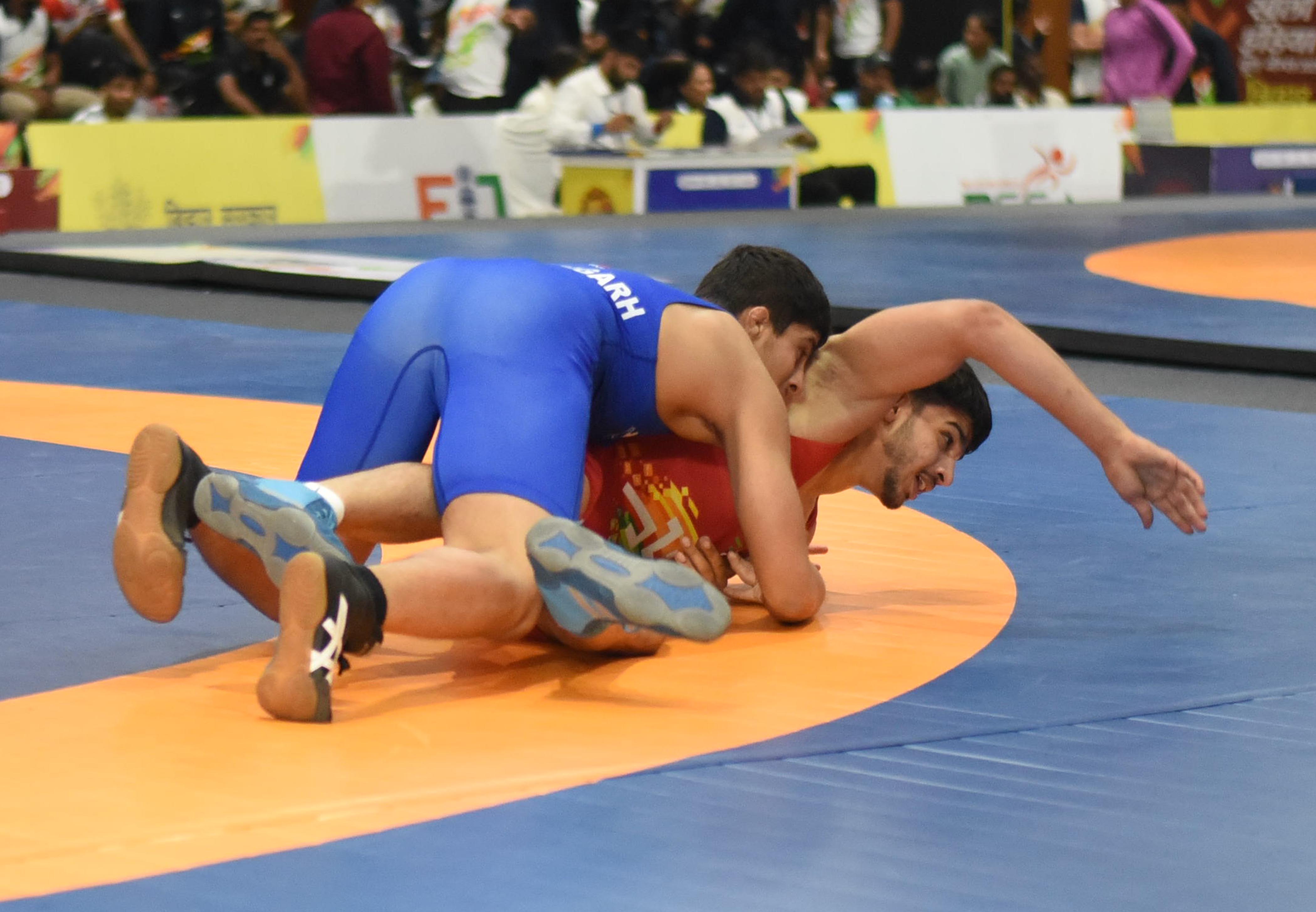पुरुष कुश्ती स्पर्धा में हिमाचल प्रदेश के अंकुश कुमार और चंडीगढ़ के सुशांत दाश खेलो इंडिया यूथ गेम्स 2025 में अपनी प्रतिस्पर्धा का प्रदर्शन करते पुरुष कुश्ती स्पर्धा में हिमाचल प्रदेश के अंकुश कुमार और चंडीगढ़ के सुशांत दाश खेलो इंडिया यूथ गेम्स 2025 में अपनी प्रतिस्पर्धा का प्रदर्शन करते
