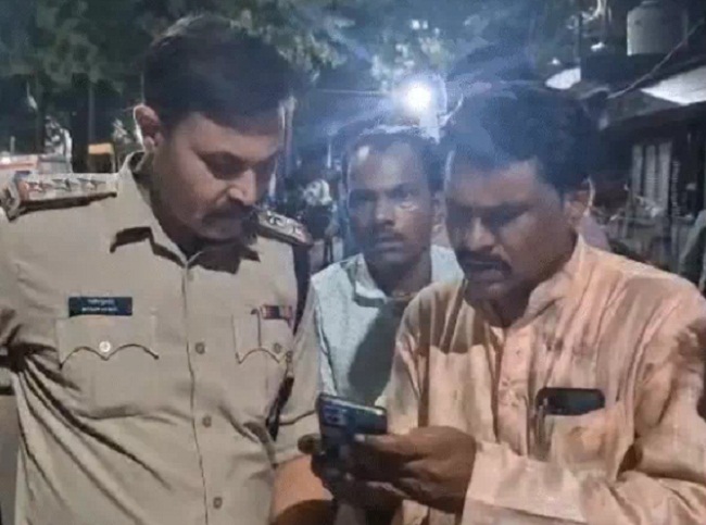 (अपडेट) मप्र के दमोह में बदमाशों ने शिक्षक से लाखों लूटने के बाद पेट्रोल डालकर जिंदा जलाया, मौत