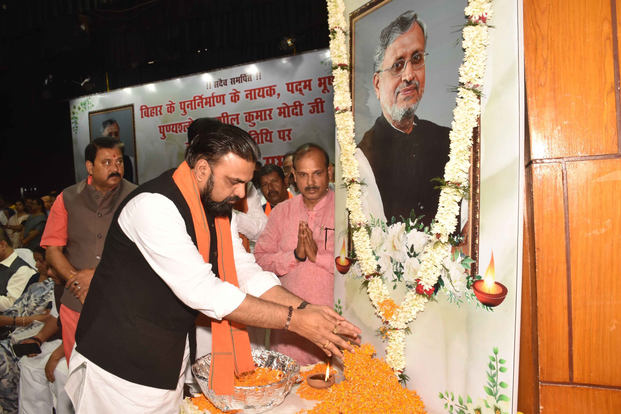 पूर्व उपमुख्यमंत्री स्वर्गीय सुशील कुमार मोदी को श्रद्धांजलि देते उपमुख्यमंत्री सम्राट चौधरी