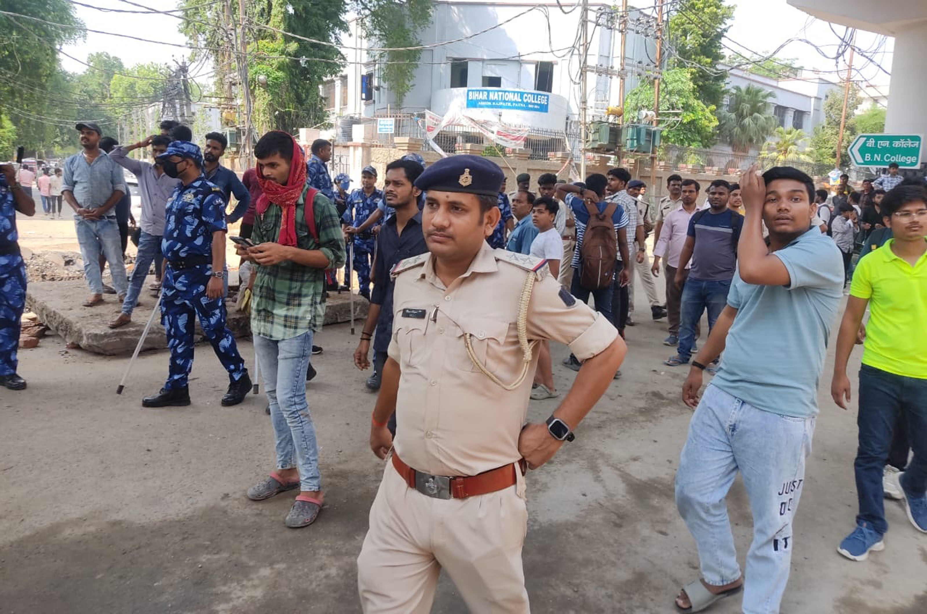 बिहार नेशनल कॉलेज के हॉस्टल में छात्रों के दो गुटों में मारपीट और बमबाजी के बाद पुलिस जवान चौकसी करते बिहार नेशनल कॉलेज के हॉस्टल में छात्रों के दो गुटों में मारपीट और बमबाजी के बाद पुलिस जवान चौकसी करते