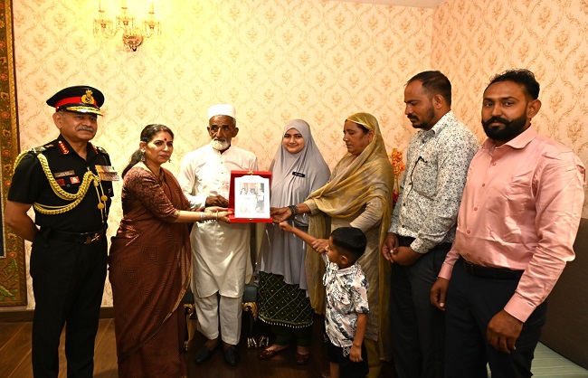 सेना प्रमुख ने वीरता पुरस्कार से सम्मानित जवानों के सर्वोच्च बलिदान को सलाम किया