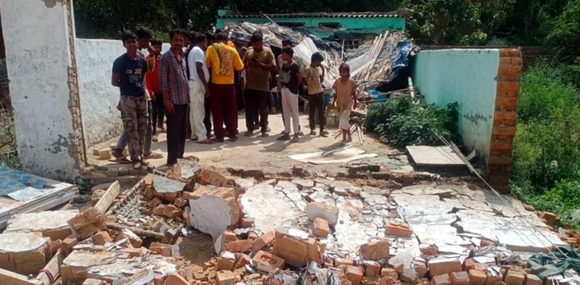 मथुरा : दीवार गिरने से मां सहित दो बेटियां दबी, एक बच्ची की मौत