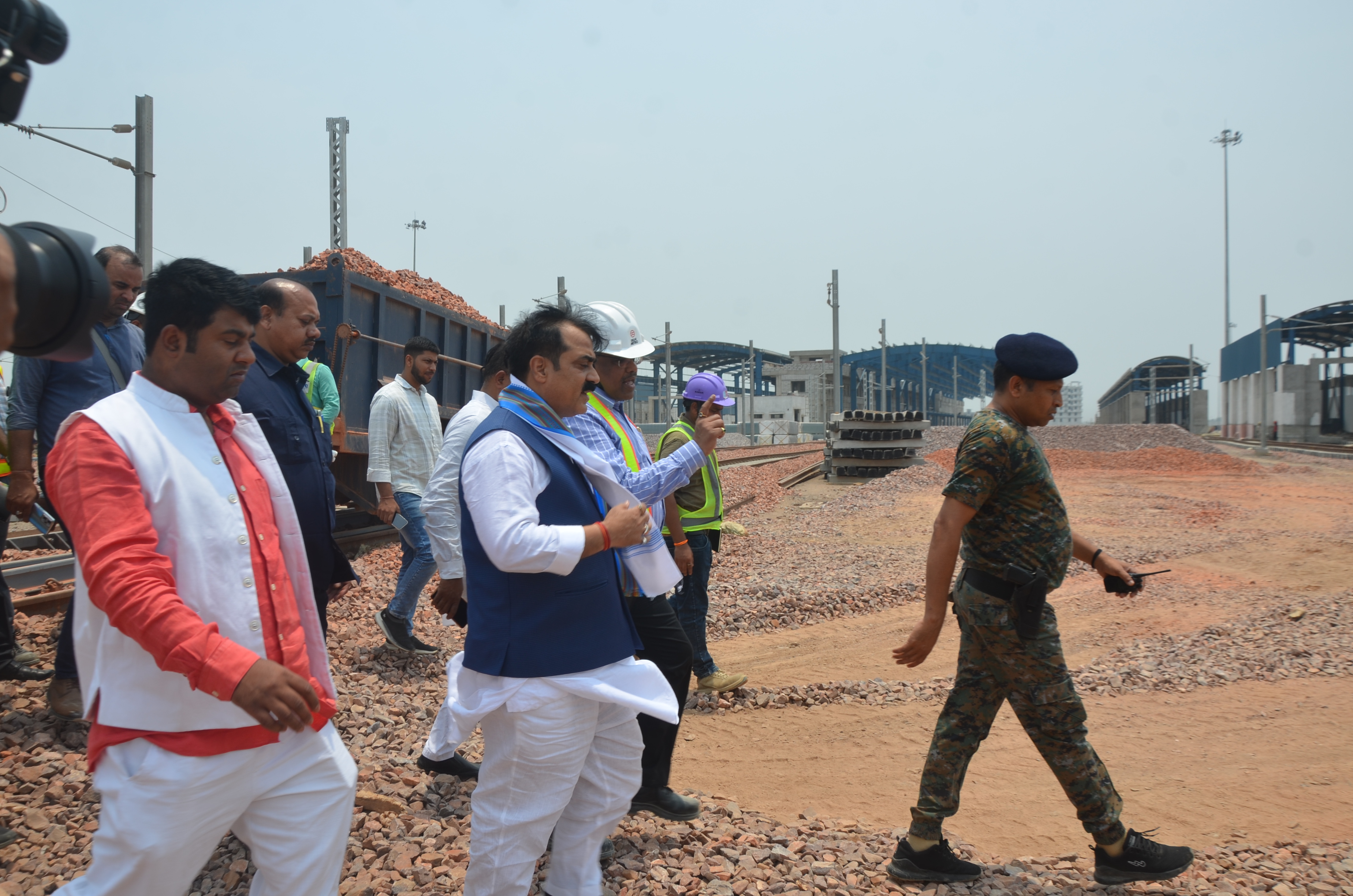 शहरी विकास मंत्री जीवेश कुमार ठाकुर निर्माणाधीन पटना-मेट्रो परियोजना के डिपो का निरीक्षण करते हुए शहरी विकास मंत्री जीवेश कुमार ठाकुर निर्माणाधीन पटना-मेट्रो परियोजना के डिपो का निरीक्षण करते हुए