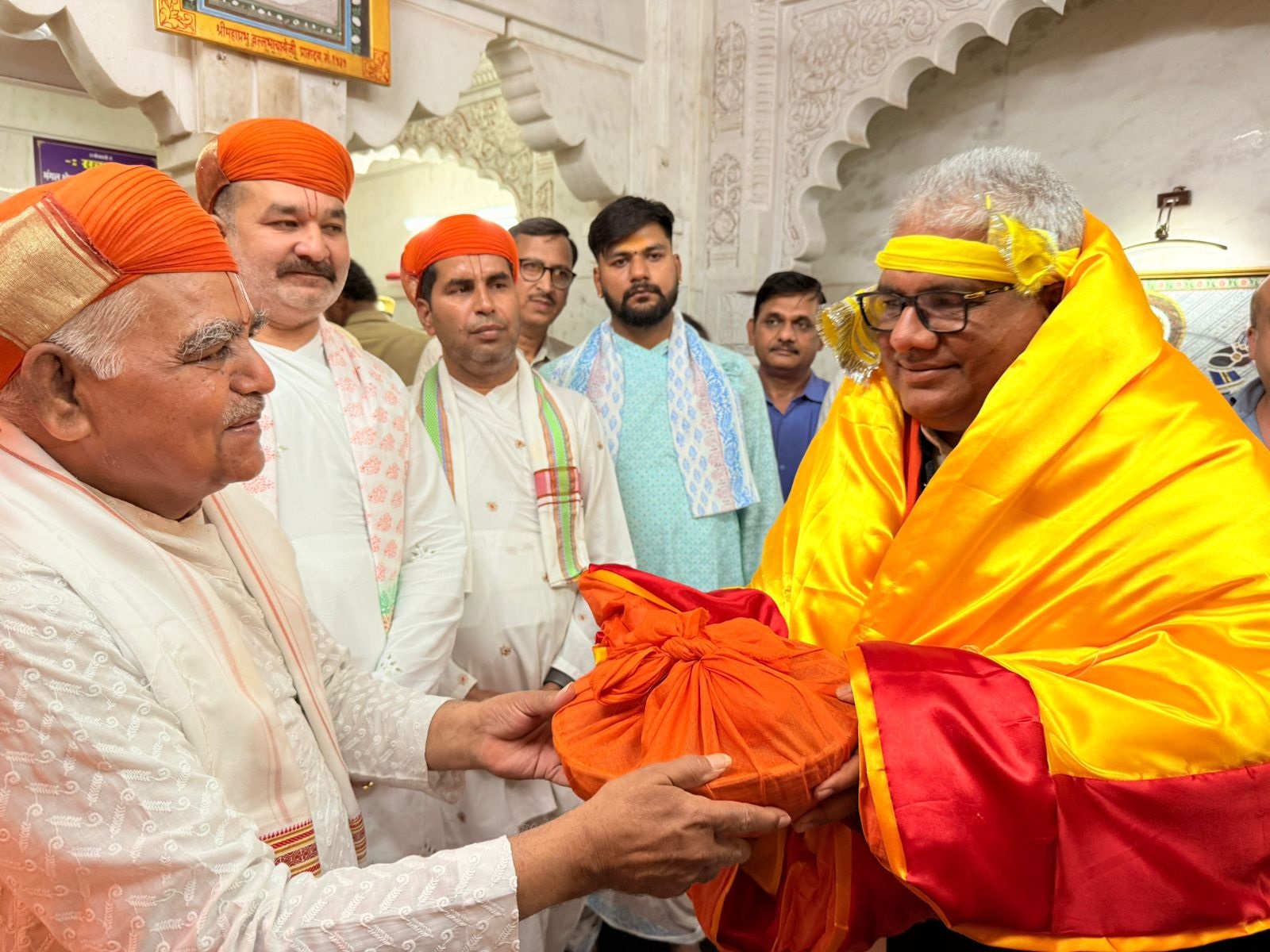 केन्‍द्रीय पर्यावरण मंत्री यादव ने किए प्रभु श्रीनाथजी के दर्शन