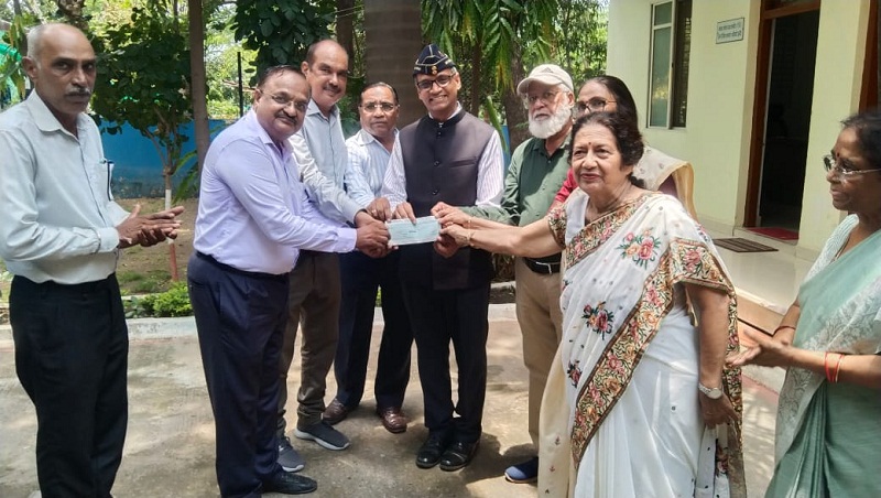 इंदौरः सेवानिवृत प्राध्यापक संगठन द्वारा सैनिकों के कल्याण के लिए दी गई डेढ़ लाख रुपये की सहयोग निधि