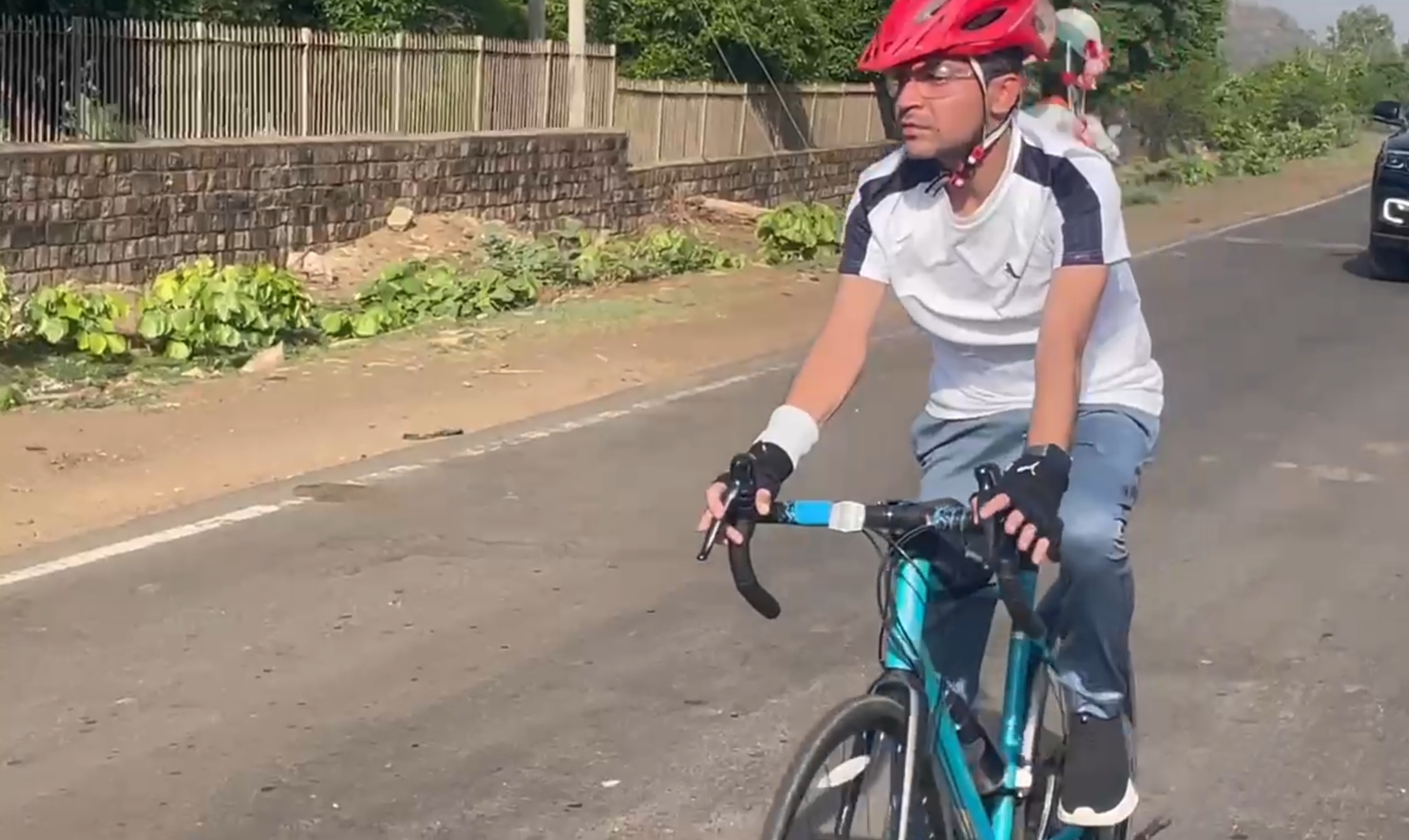 अशोकनगर: पर्यटन और पर्यावरण के लिए कलेक्टर ने 60 किमी का सफर तय किया साइकिल से