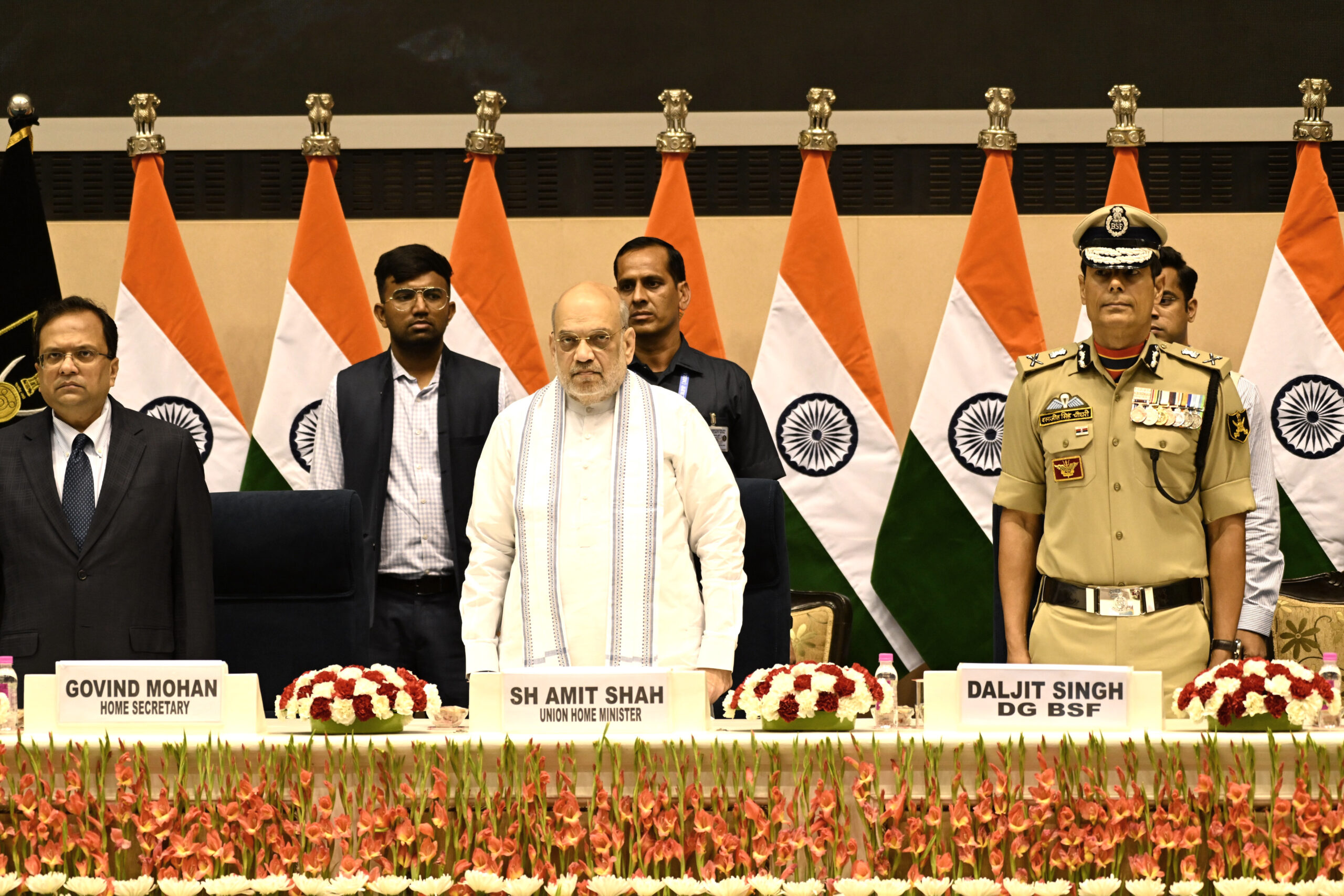 विज्ञान भवन में आयोजित बीएसएफ अलंकरण समारोह 2025 के मुख्य अतिथि के रूप में शामिल हुए केंद्रीय गृह मंत्री अमित शाह, डीजी बीएसएफ दलजीत सिंह चौधरी और अन्य वरिष्ठ अधिकारी।