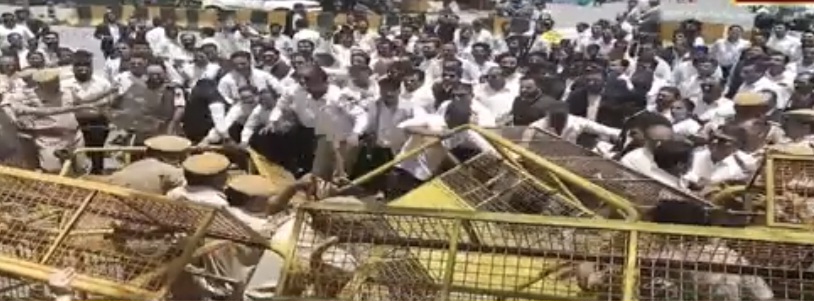 थानाधिकारी को निलम्बित करने की मांग पर वकीलों ने किया उग्र प्रदर्शन