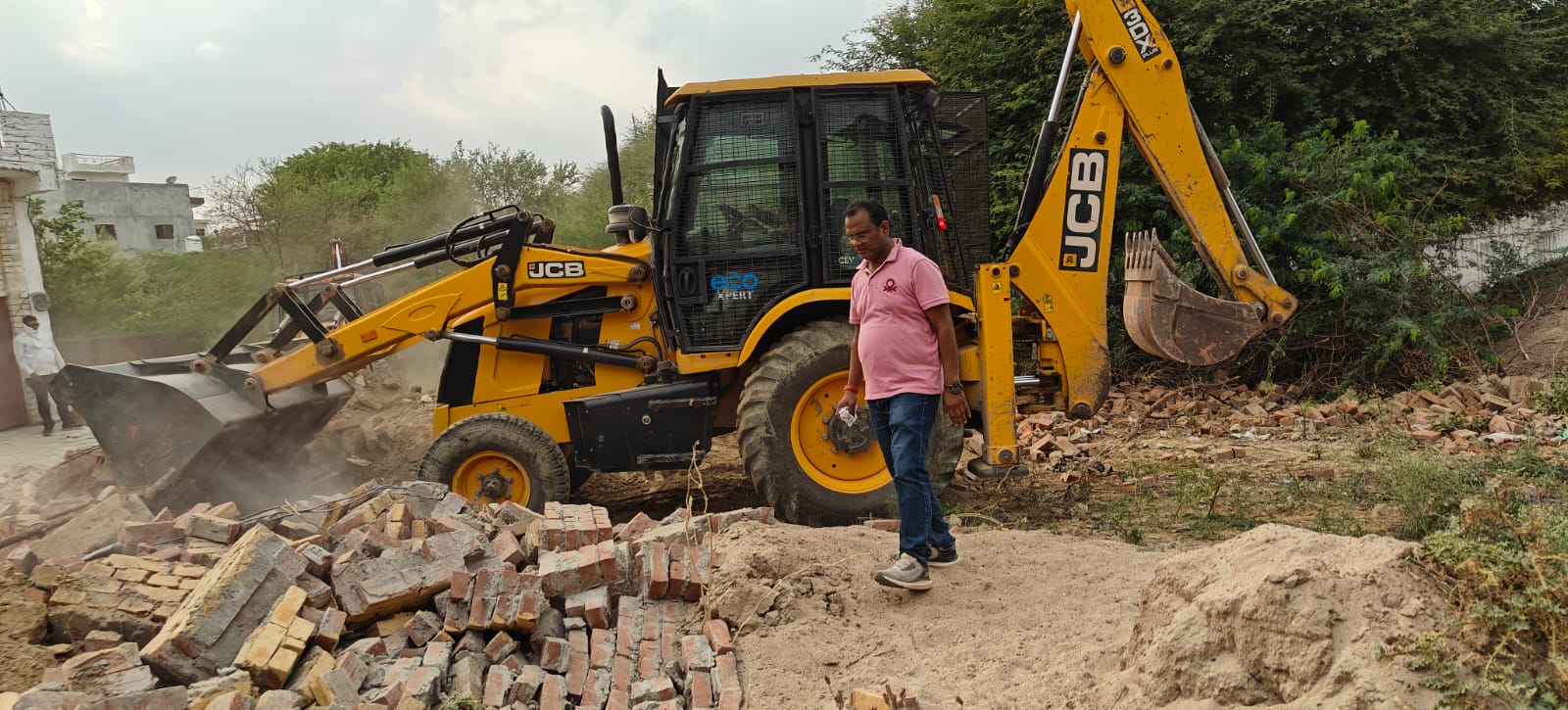 अवैध प्लाटिंग हटाते हुए पीडीए टीम का छाया चित्र अवैध प्लाटिंग हटाते हुए पीडीए टीम का छाया चित्र