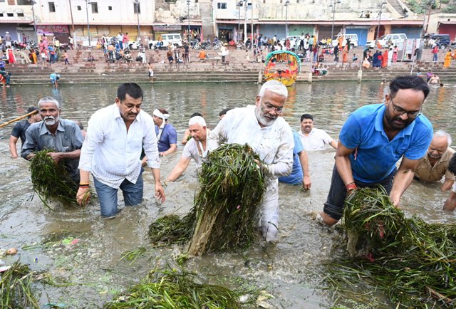 मंदाकिनी नदी में कचरा उठाते जलशक्ति मंत्री