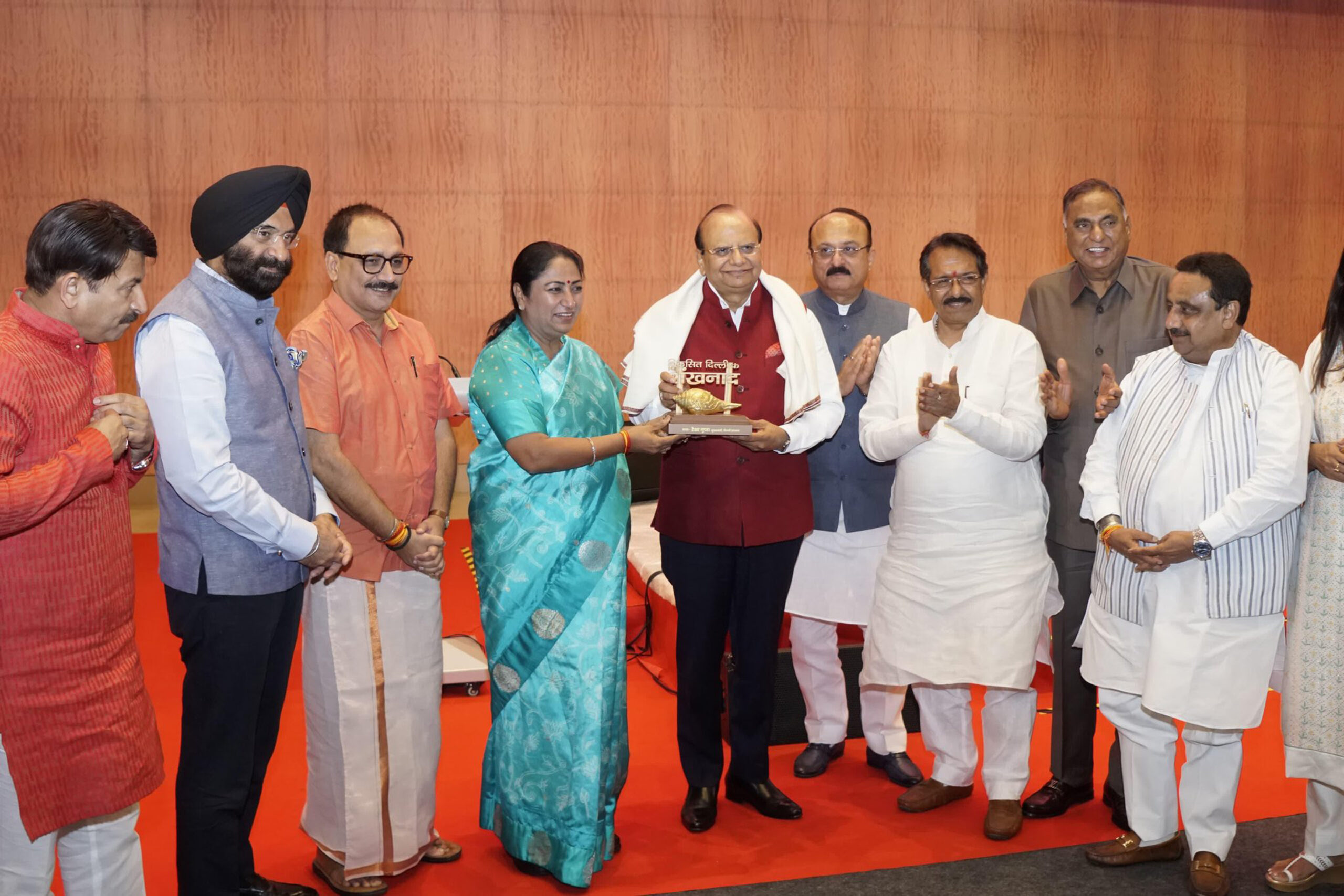 भारत मंडपम में आयोजित विशेष कार्यक्रम में उपराज्यपाल विनय कुमार सक्सेना, मुख्यमंत्री रेखा गुप्ता और अन्य।