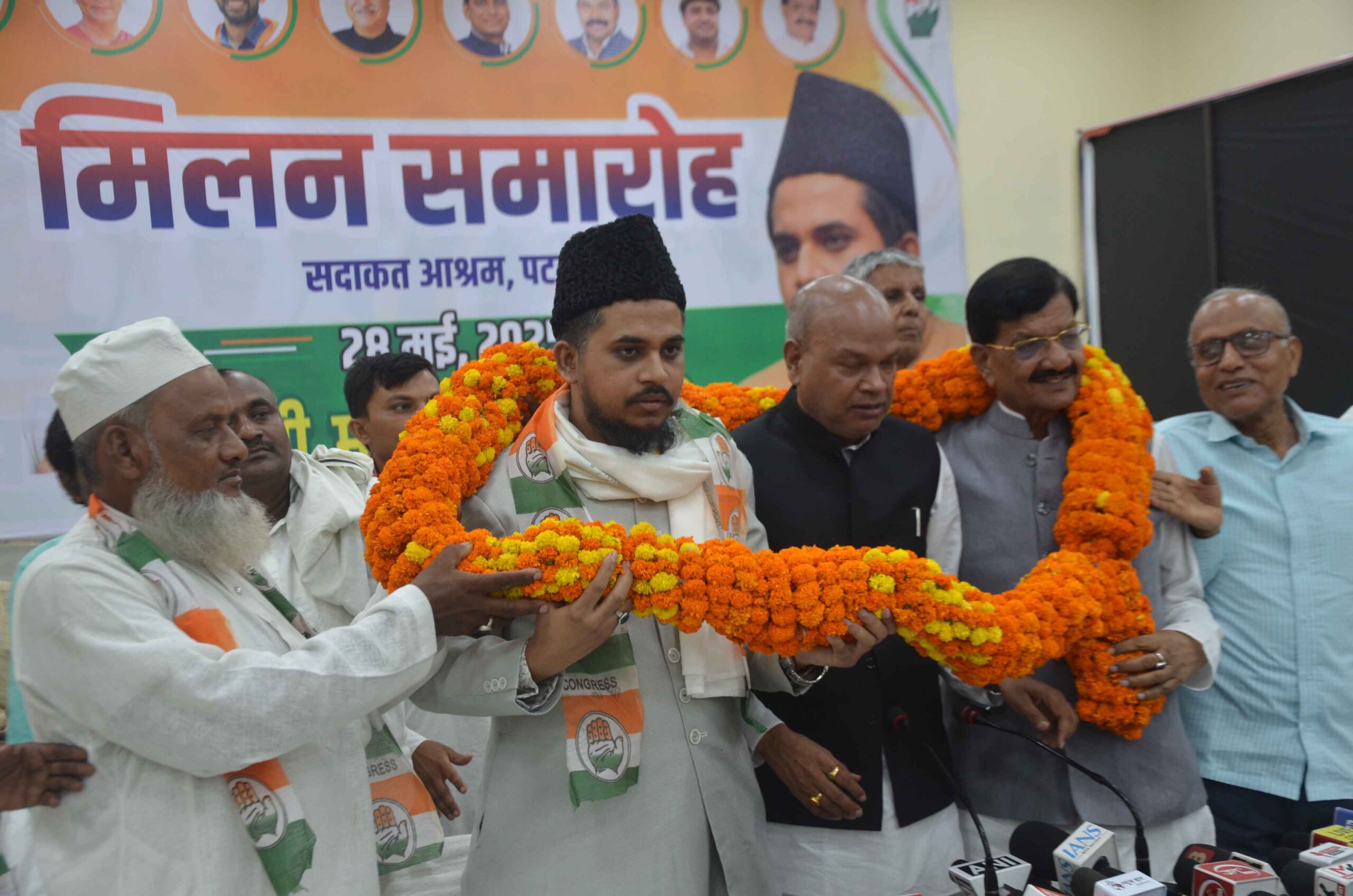 सदाक़त आश्रम में आयोजित मिलन समारोह में हाजी मोहम्मद परवीज सिद्दीकी के कांग्रेस में शामिल करते बिहार कांग्रेस के प्रदेश अध्यक्ष राजेश कुमार