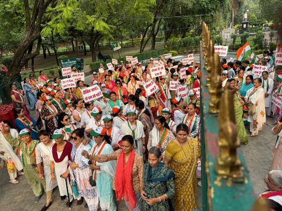 देहरादून में सिंदूर शौर्य शक्ति तिरंगा यात्रा में शामिल महिलाओं की भीड़। देहरादून में सिंदूर शौर्य शक्ति तिरंगा यात्रा में शामिल महिलाओं की भीड़।