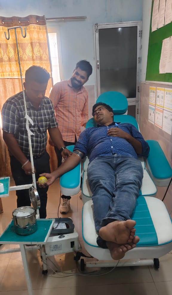 बलरामपुर : डॉक्टर ने निभाई मानवता की जिम्मेदारी, पण्डो महिला को खून देकर बचाई जान
