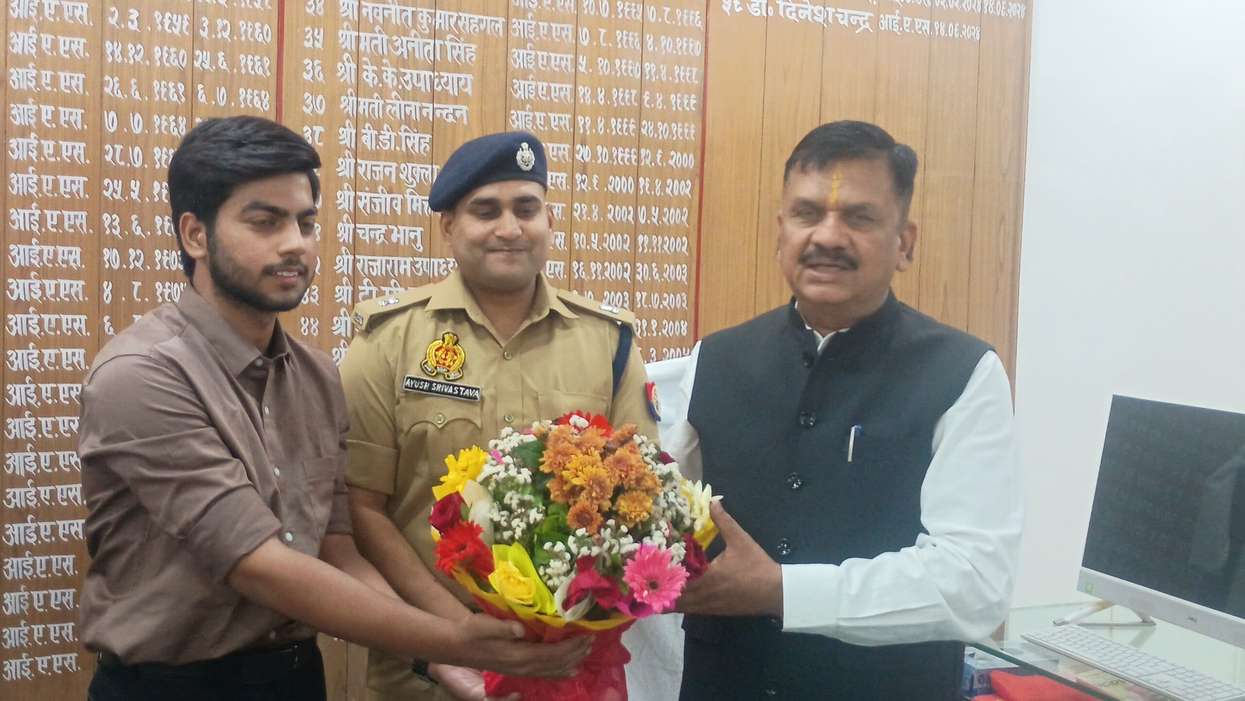 जिला टाॅप करने वाले छात्र कार्तिक कृष्ण पांडेय को जिलाधिकारी ने किया सम्मानित