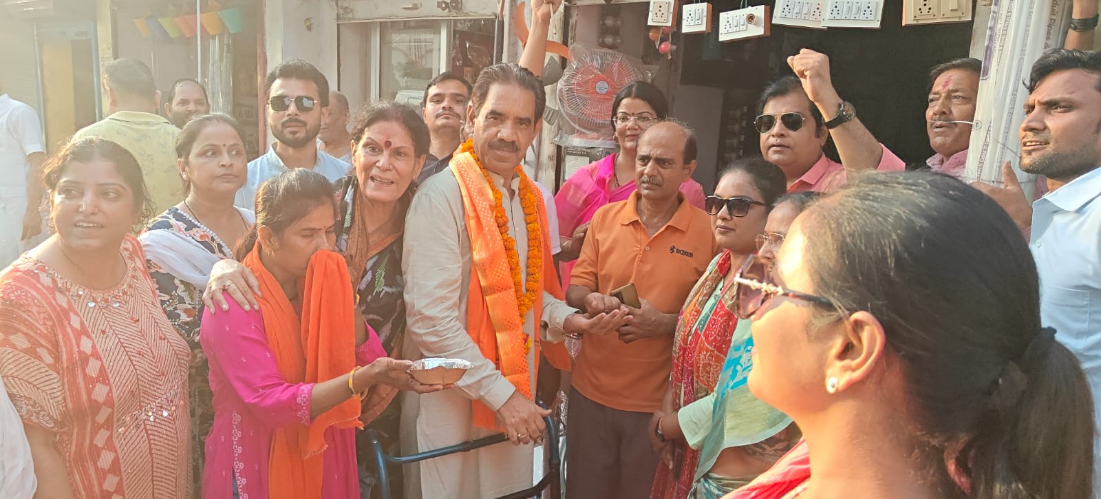 प्रधानमंत्री के आगमन काे लेकर आम जनमानस को पीले अक्षत देकर किया गया आमंत्रित: अनिल दीक्षित